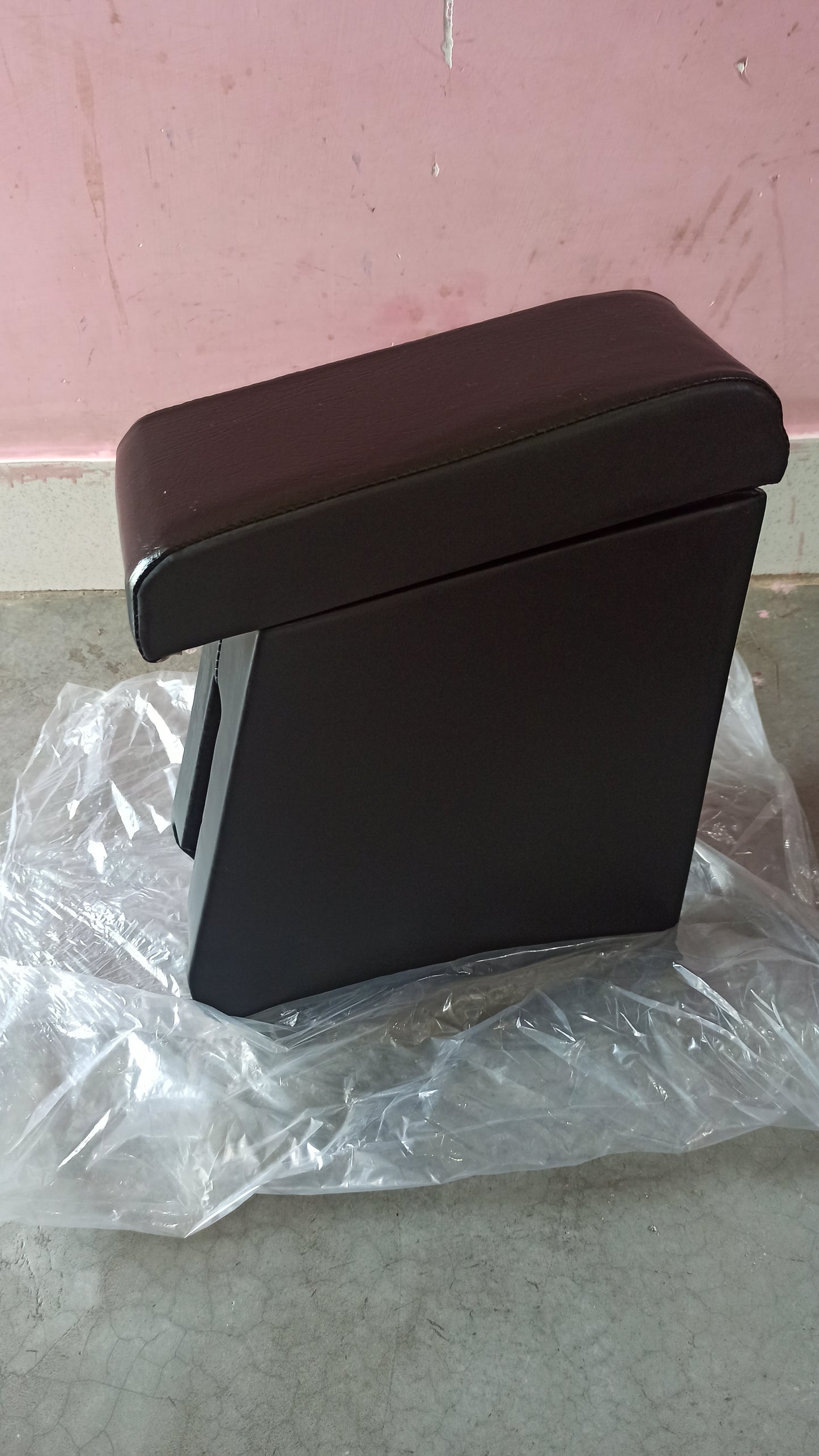 Eon proper Wooden Armrest Black